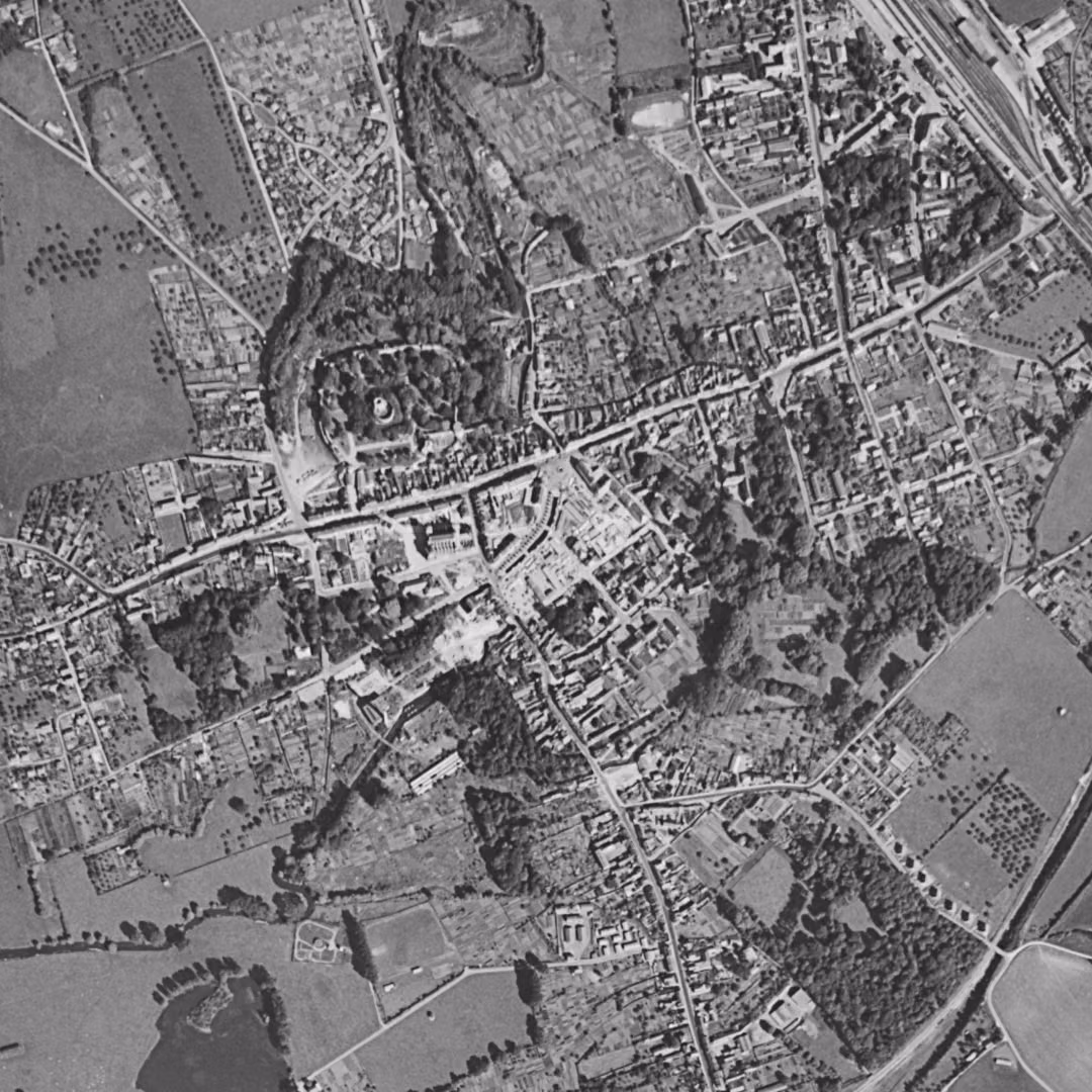 Gisors en 1954, le centre vu du ciel, au même cadrage