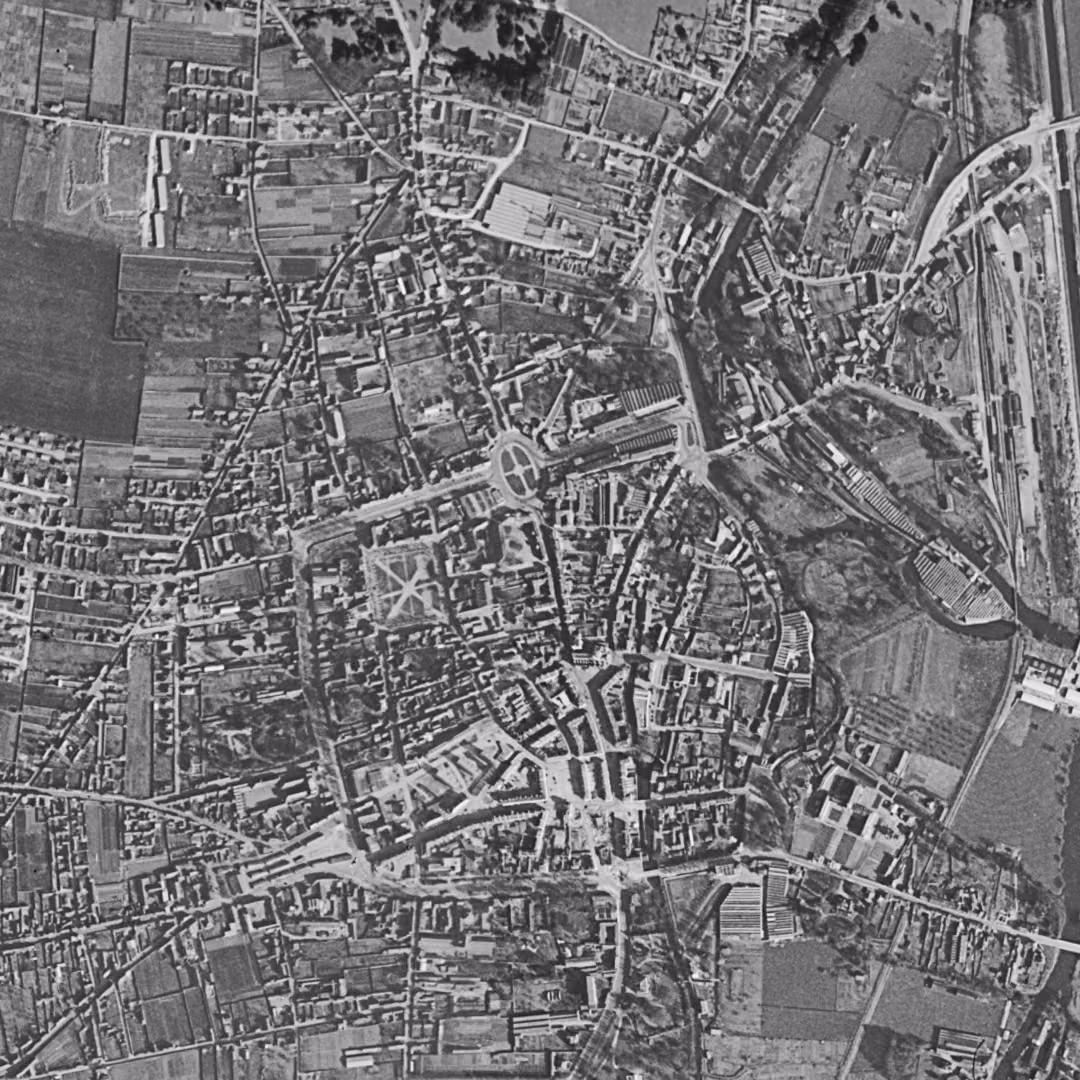 Louviers en 1954, le centre vu du ciel, au même cadrage