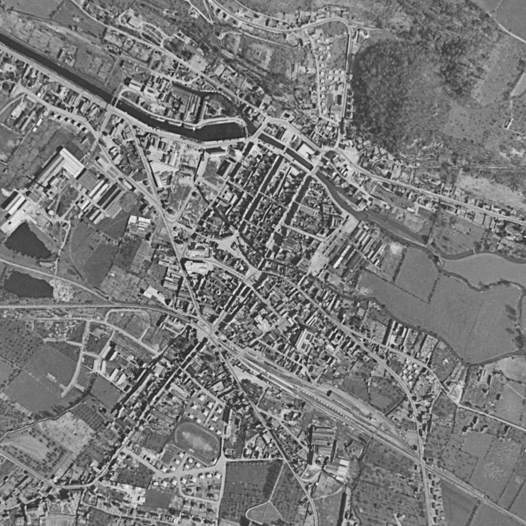 Pont-Audemer en 1955, le centre vu du ciel, au même cadrage