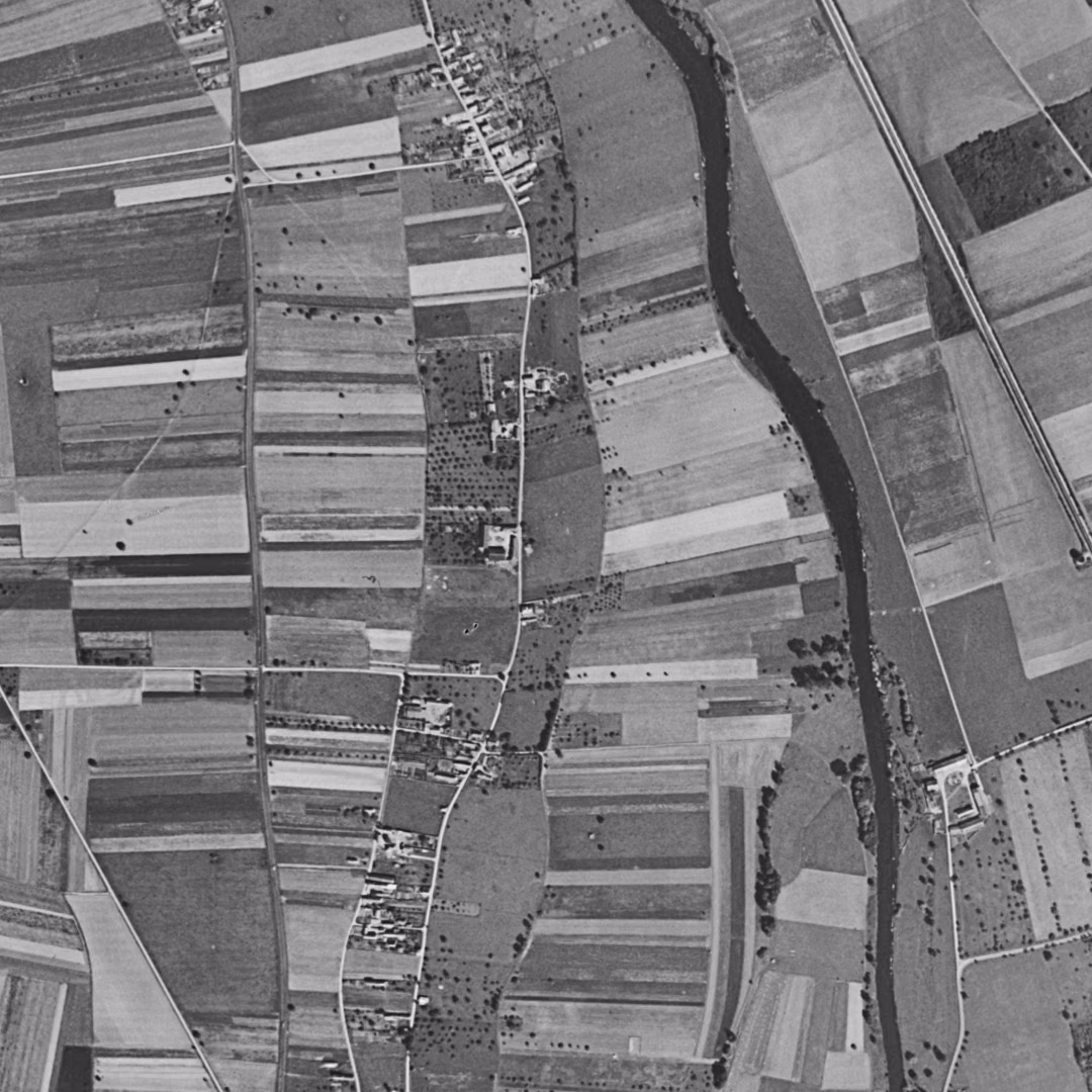 Val-de-Reuil en 1954, le centre vu du ciel, au même cadrage