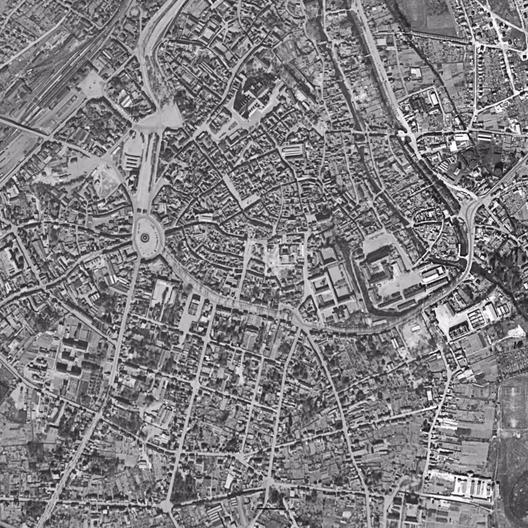 Chartres en 1949, le centre vu du ciel, au même cadrage