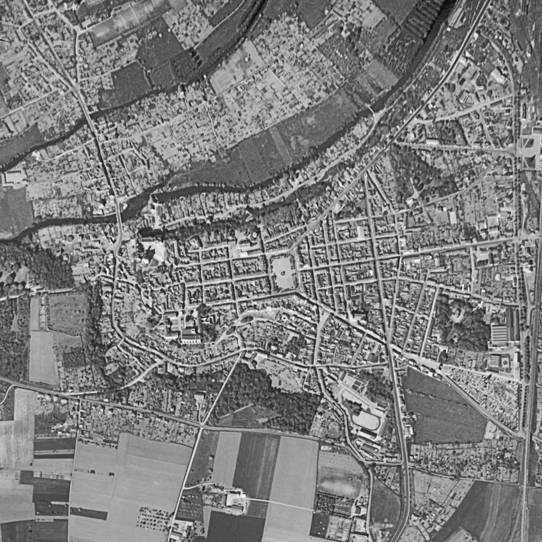 Châteaudun en 1949, le centre vu du ciel, au même cadrage