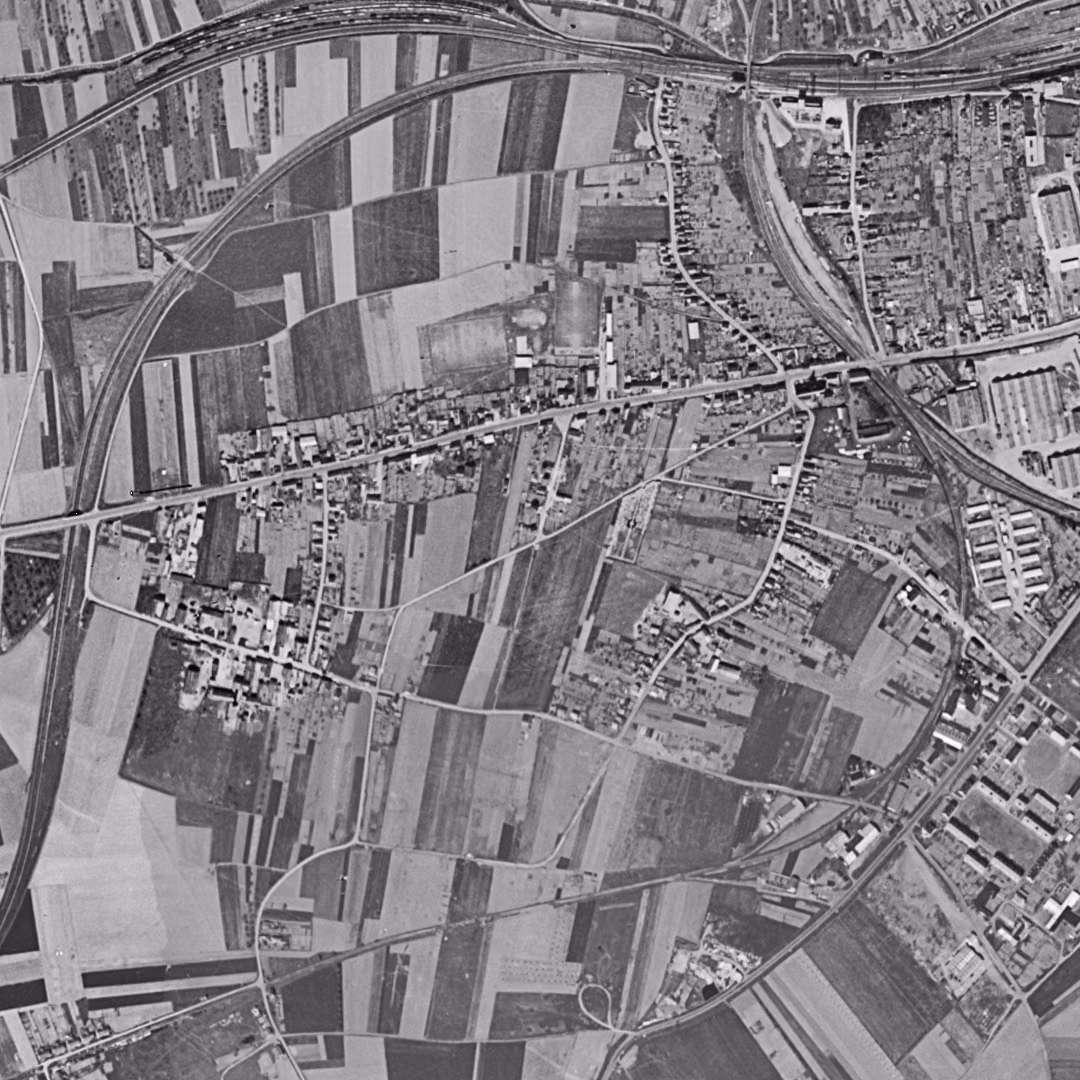 Lucé en 1949, le centre vu du ciel, au même cadrage