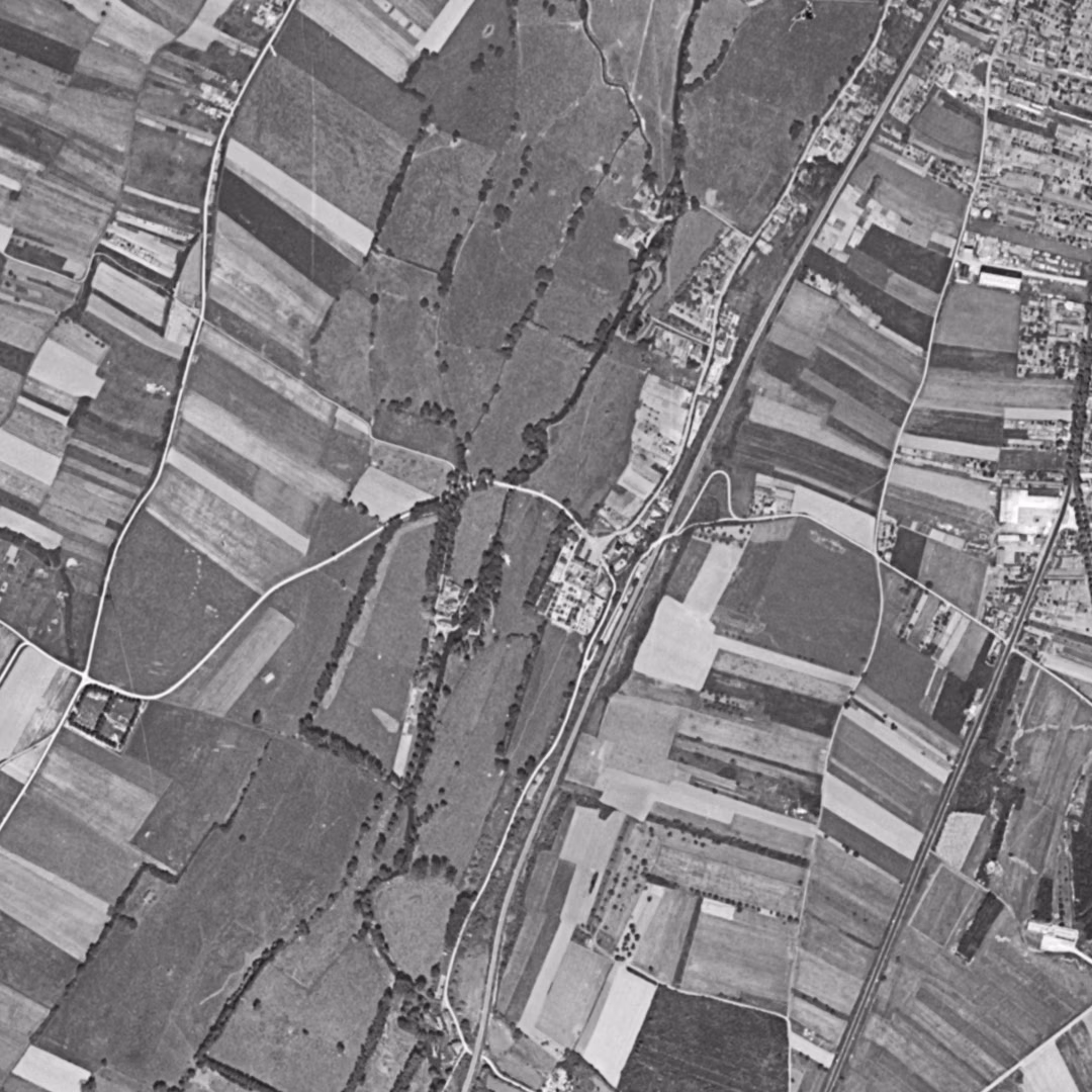 Vernouillet en 1947, le centre vu du ciel, au même cadrage