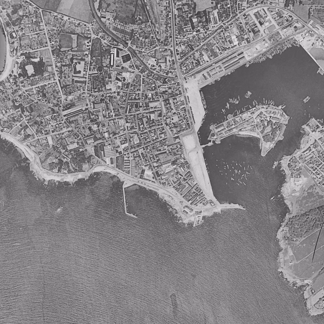 Concarneau en 1952, le centre vu du ciel, au même cadrage