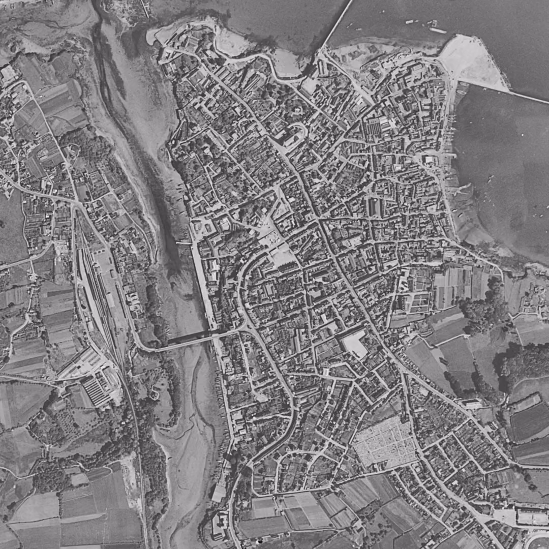 Douarnenez en 1952, le centre vu du ciel, au même cadrage
