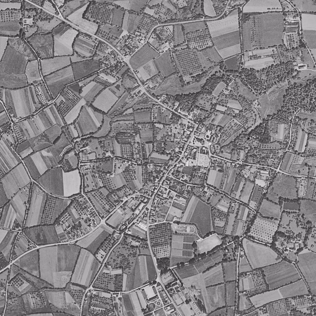 Fouesnant en 1952, le centre vu du ciel, au même cadrage