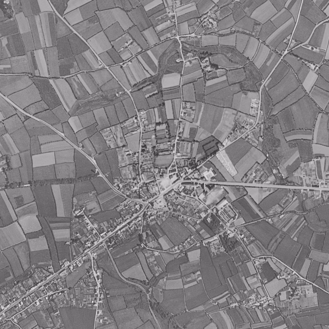 Guipavas en 1952, le centre vu du ciel, au même cadrage
