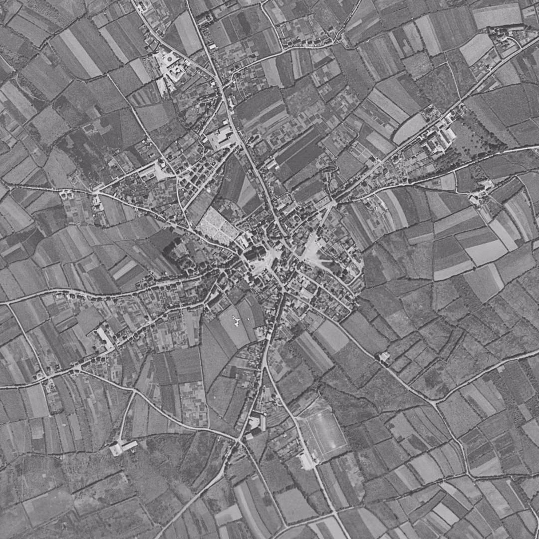 Plougastel-Daoulas en 1952, le centre vu du ciel, au même cadrage