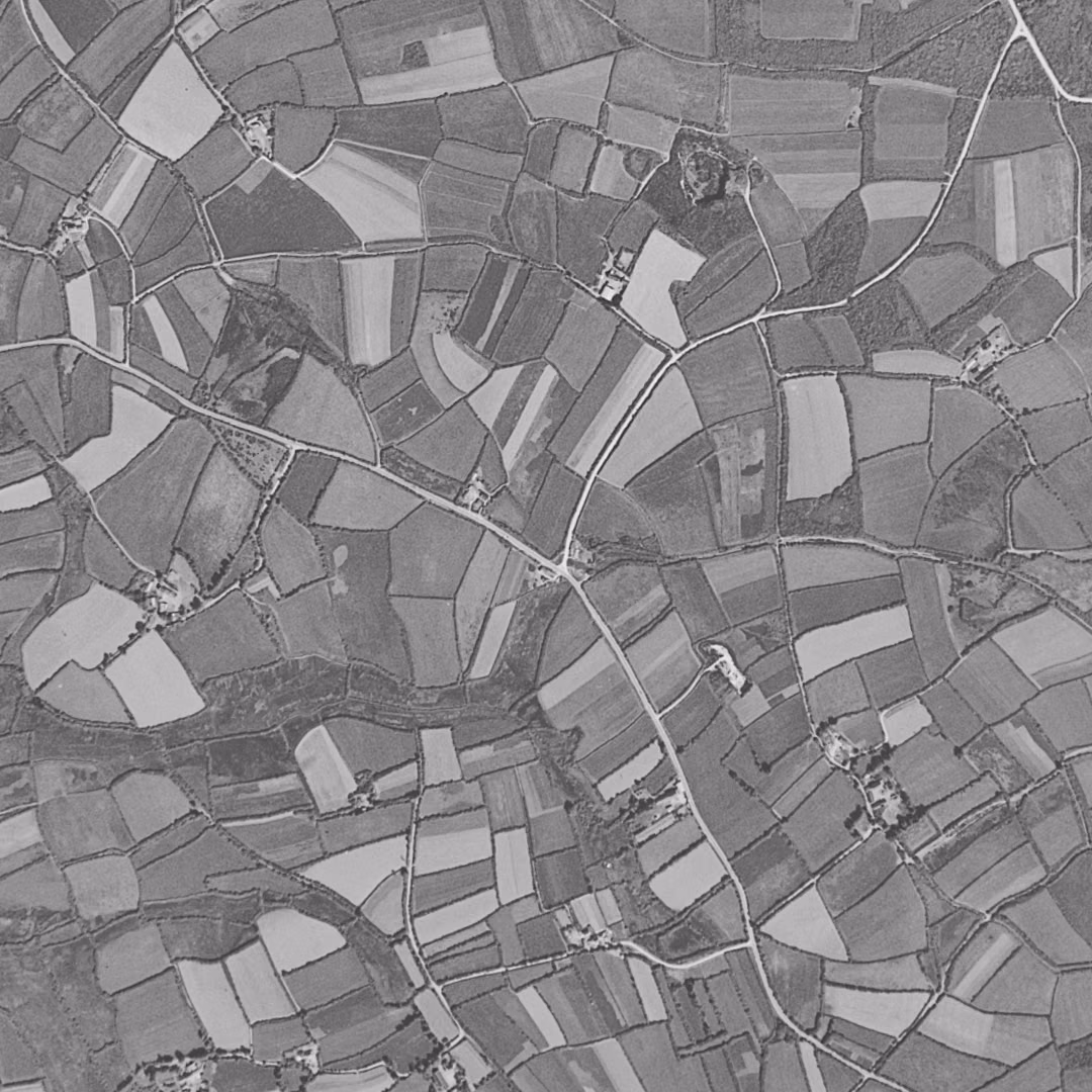 Plouzané en 1952, le centre vu du ciel, au même cadrage