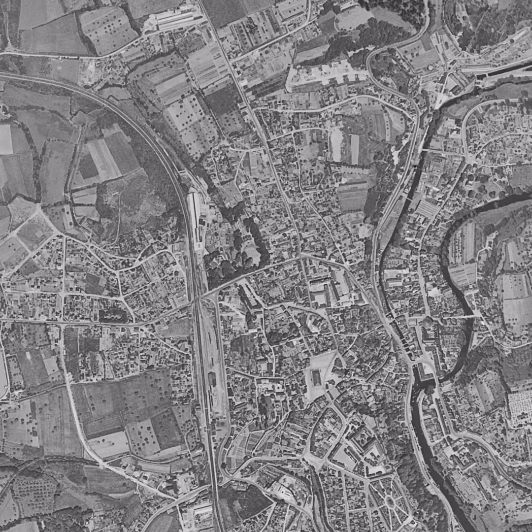 Quimperlé en 1952, le centre vu du ciel, au même cadrage