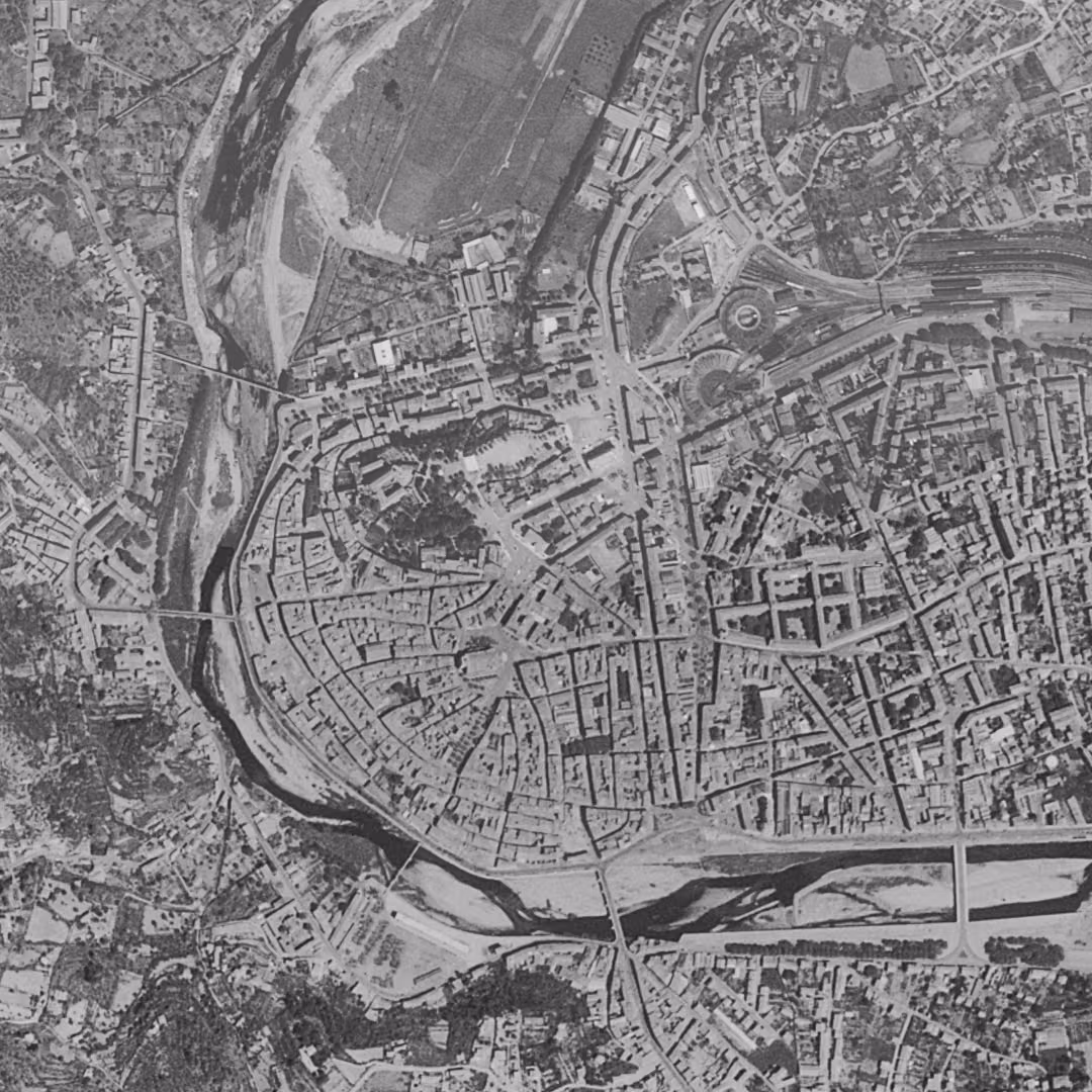 Alès en 1957, le centre vu du ciel, au même cadrage