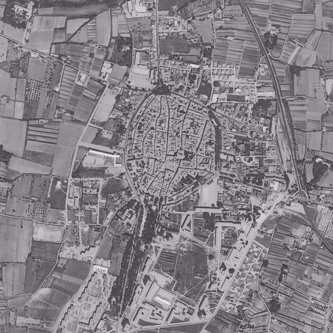 Bagnols-sur-Cèze en 1961, le centre vu du ciel, au même cadrage