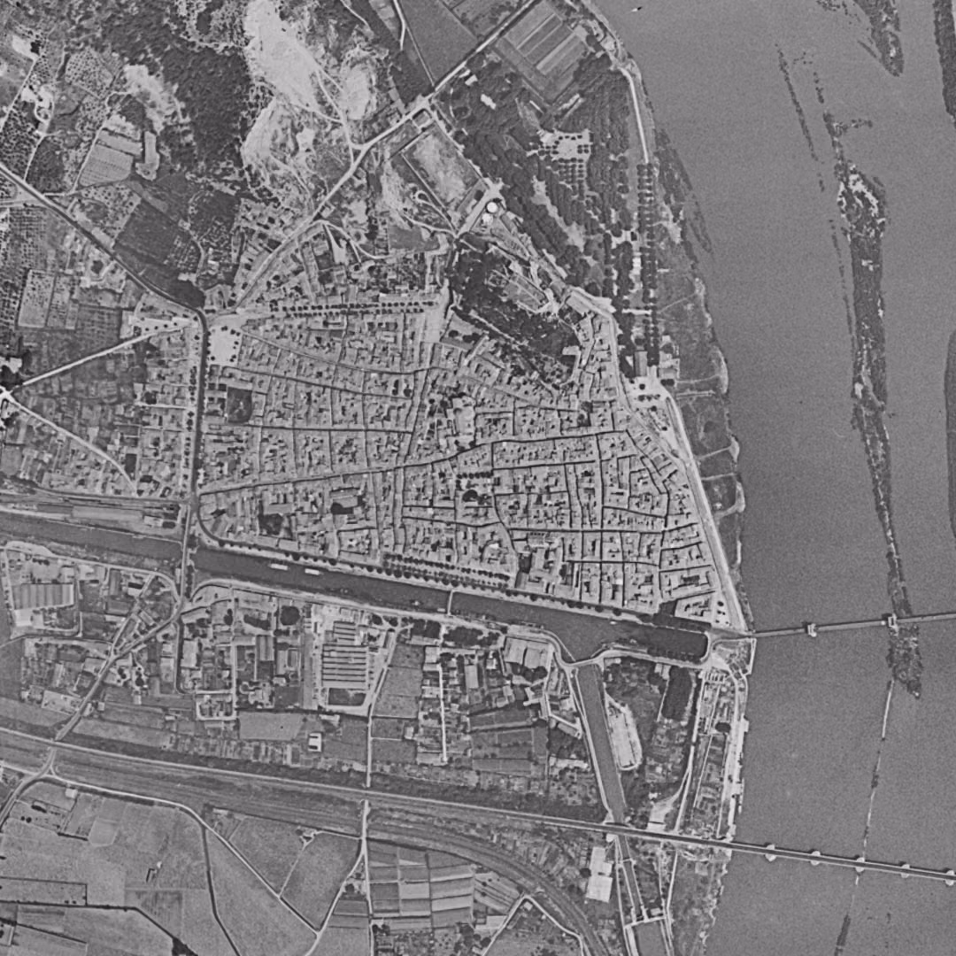 Beaucaire en 1962, le centre vu du ciel, au même cadrage