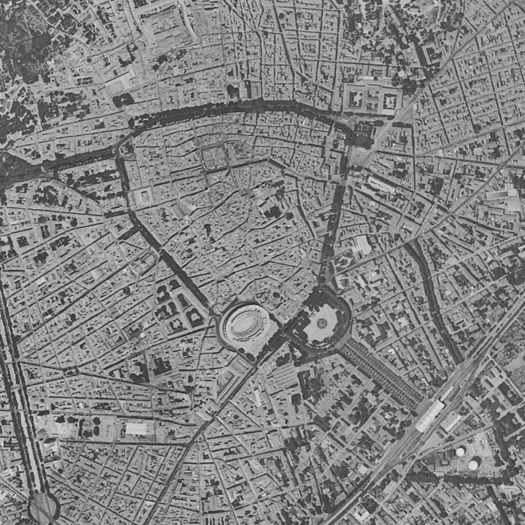 Nîmes en 1962, le centre vu du ciel, au même cadrage