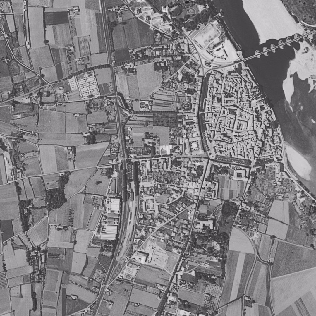 Pont-Saint-Esprit en 1961, le centre vu du ciel, au même cadrage