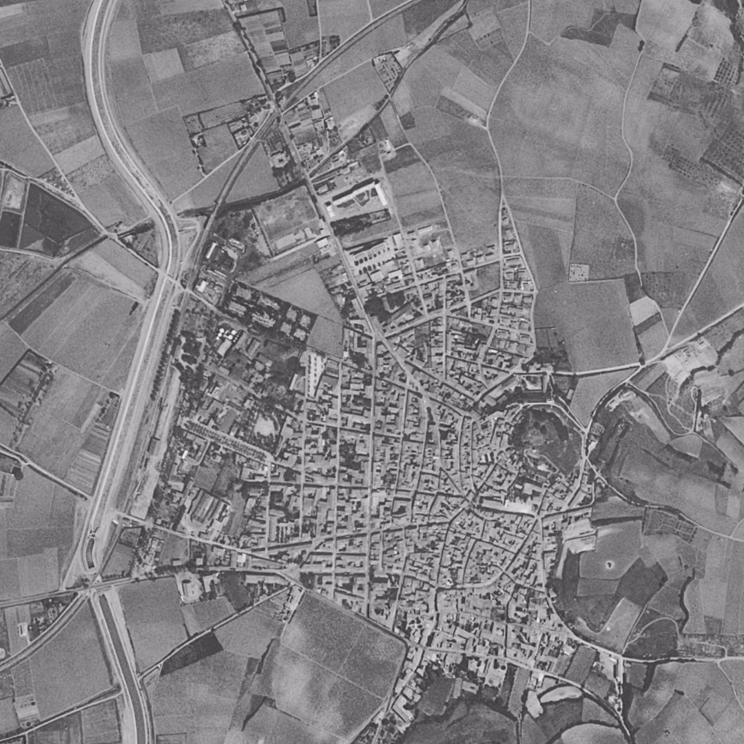 Vauvert en 1963, le centre vu du ciel, au même cadrage