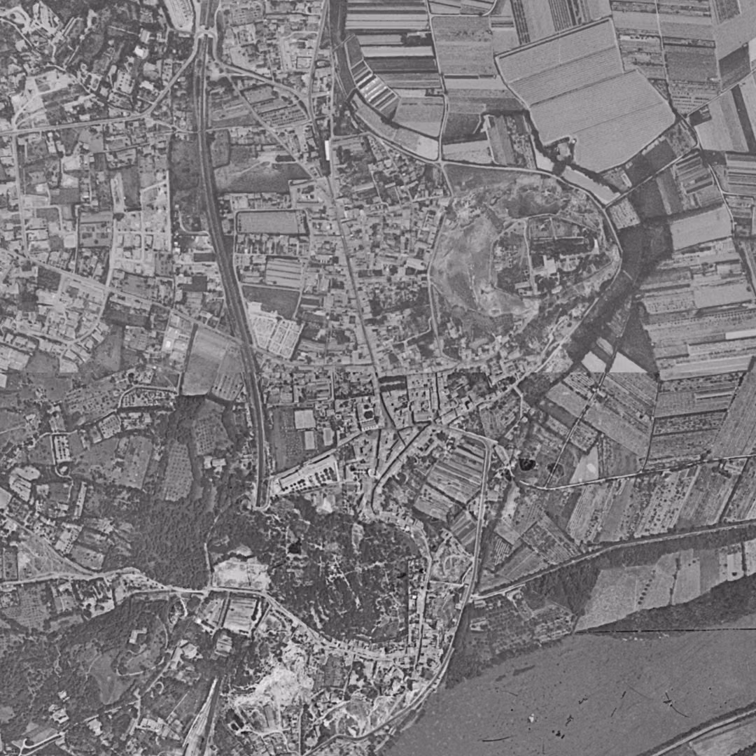 Villeneuve-lès-Avignon en 1962, le centre vu du ciel, au même cadrage