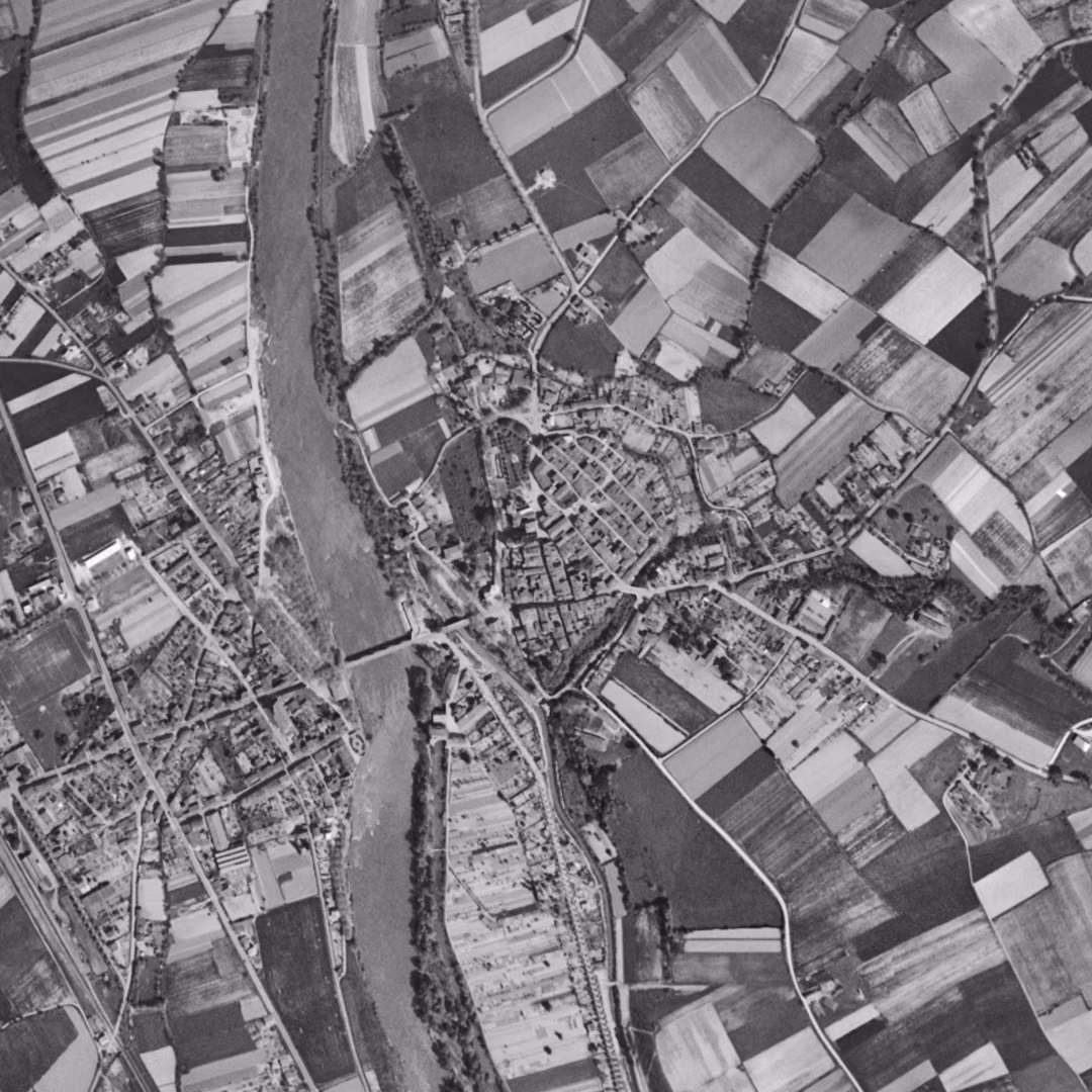Auterive en 1956, le centre vu du ciel, au même cadrage