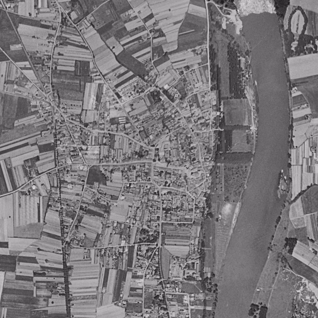 Blagnac en 1954, le centre vu du ciel, au même cadrage