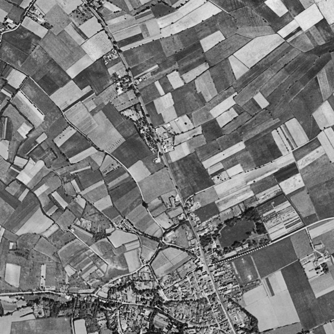 Castanet-Tolosan en 1954, le centre vu du ciel, au même cadrage