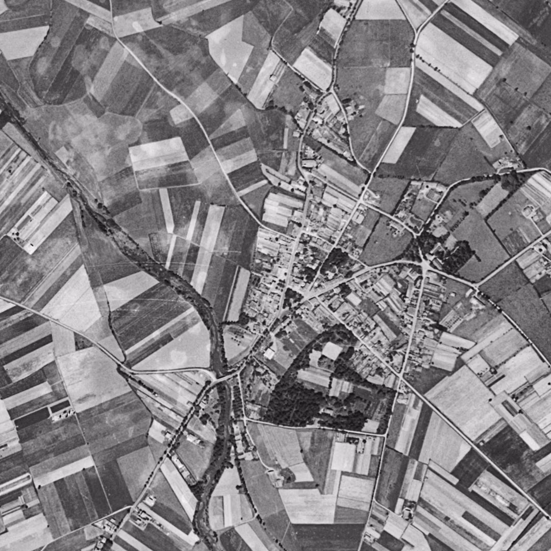 Castelginest en 1954, le centre vu du ciel, au même cadrage