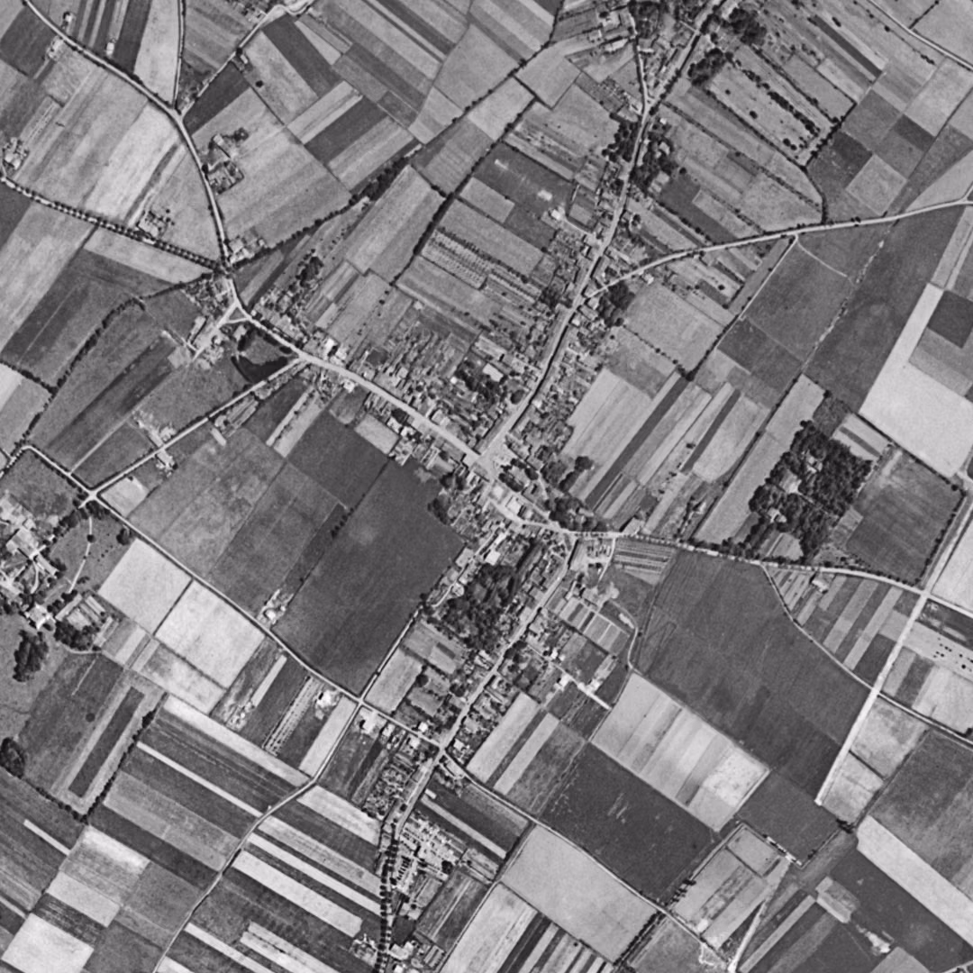 Cugnaux en 1954, le centre vu du ciel, au même cadrage
