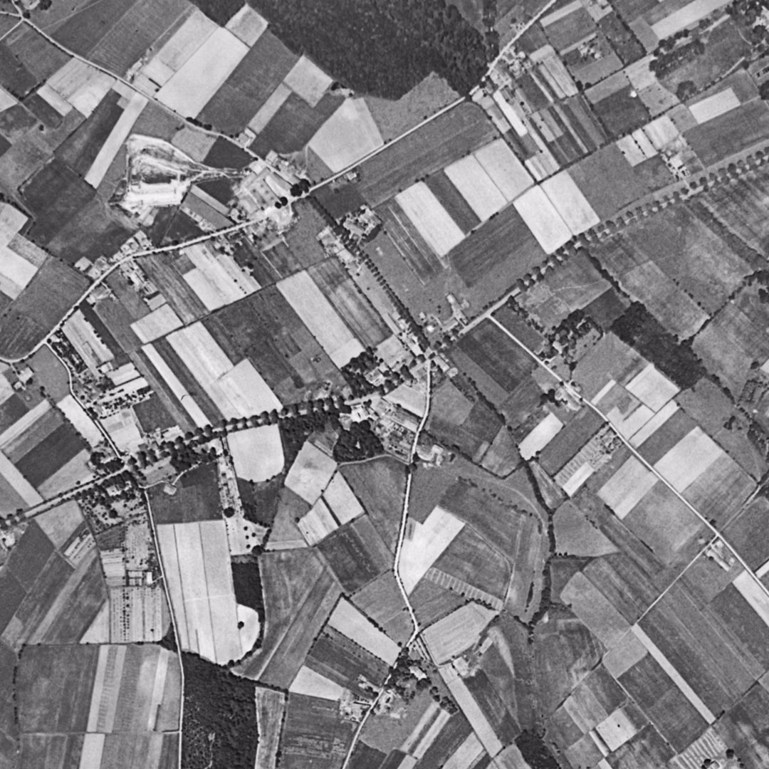 Saint-Jean en 1954, le centre vu du ciel, au même cadrage