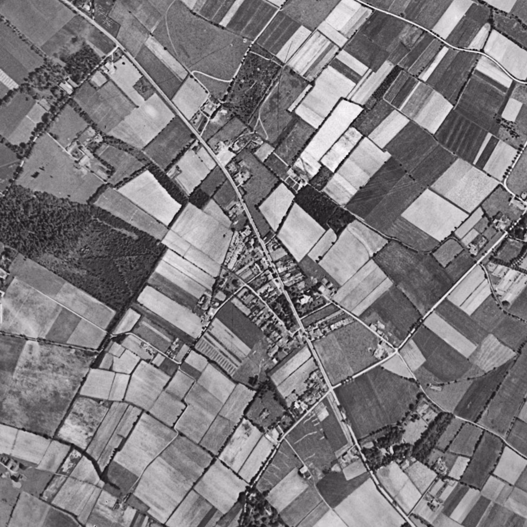 Saint-Orens-de-Gameville en 1954, le centre vu du ciel, au même cadrage