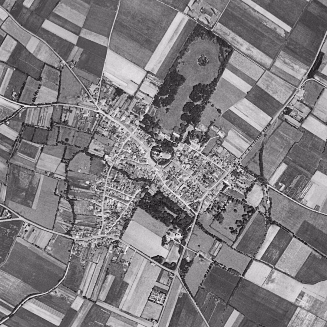 Seysses en 1954, le centre vu du ciel, au même cadrage