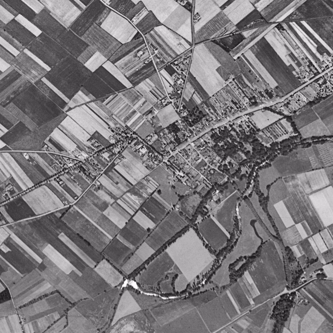 Tournefeuille en 1954, le centre vu du ciel, au même cadrage
