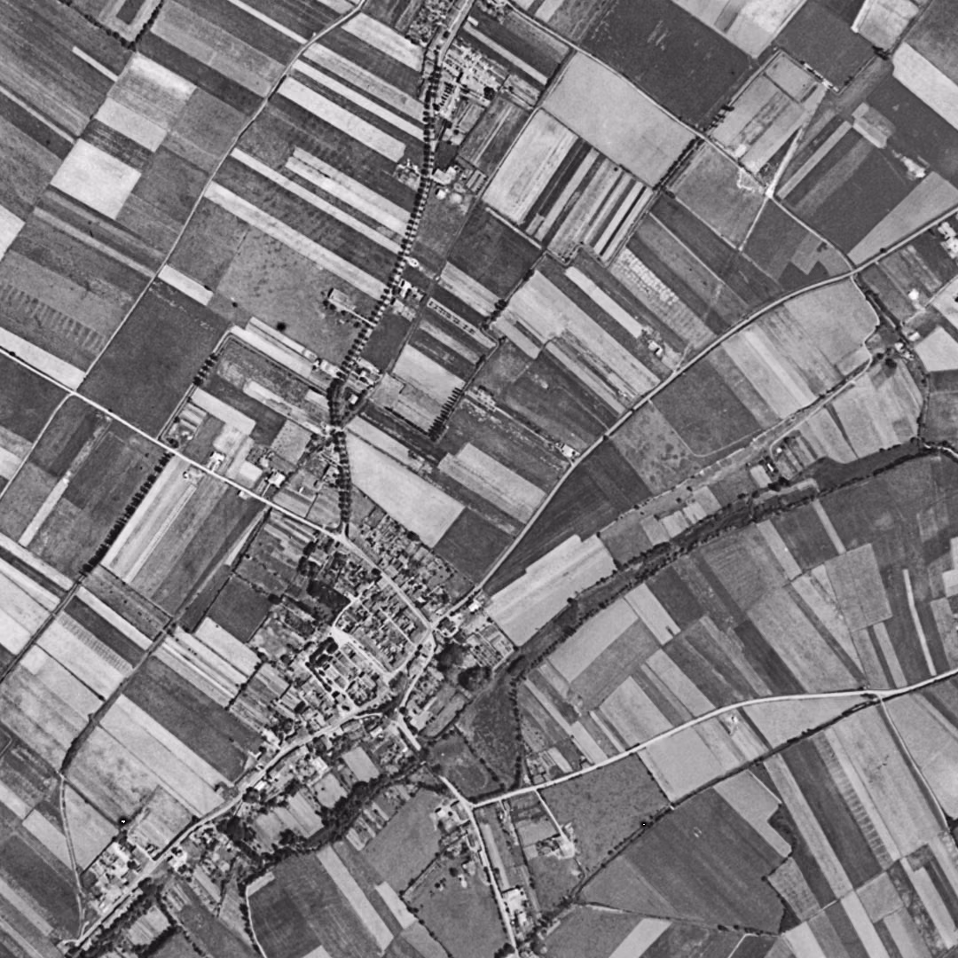 Villeneuve-Tolosane en 1954, le centre vu du ciel, au même cadrage