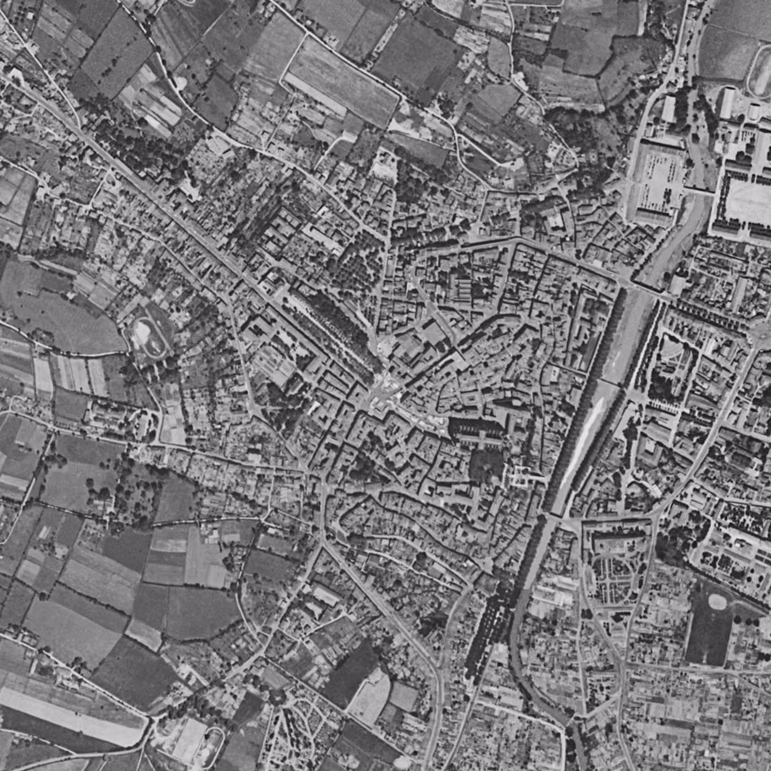 Auch en 1957, le centre vu du ciel, au même cadrage