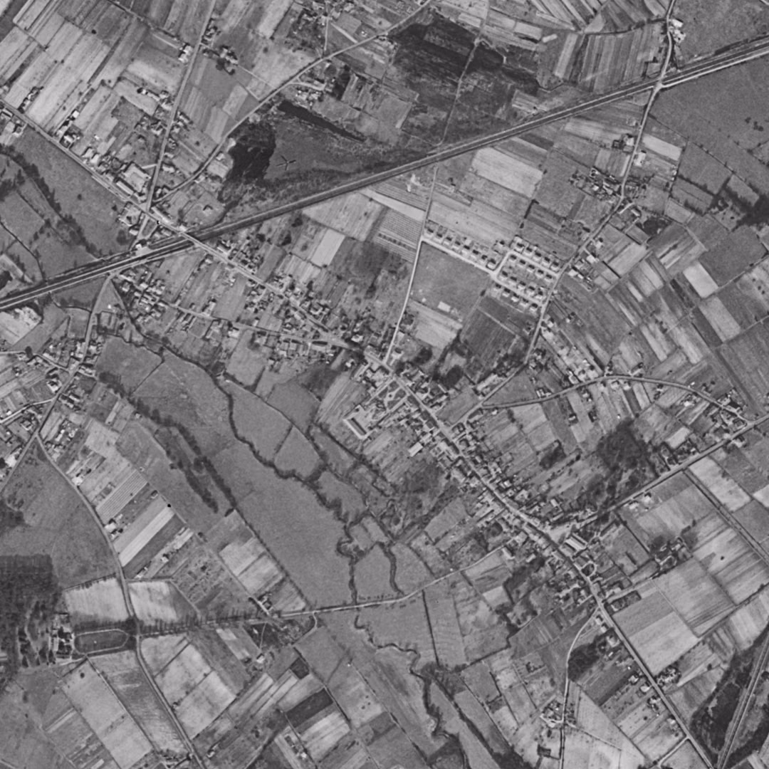 Ambarès-et-Lagrave en 1956, le centre vu du ciel, au même cadrage