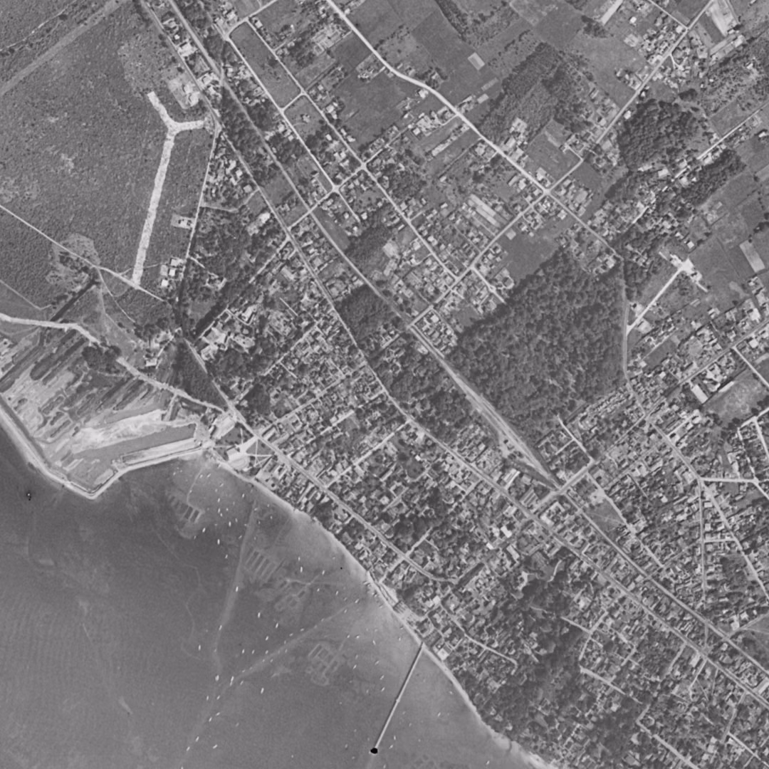 Andernos-les-Bains en 1957, le centre vu du ciel, au même cadrage