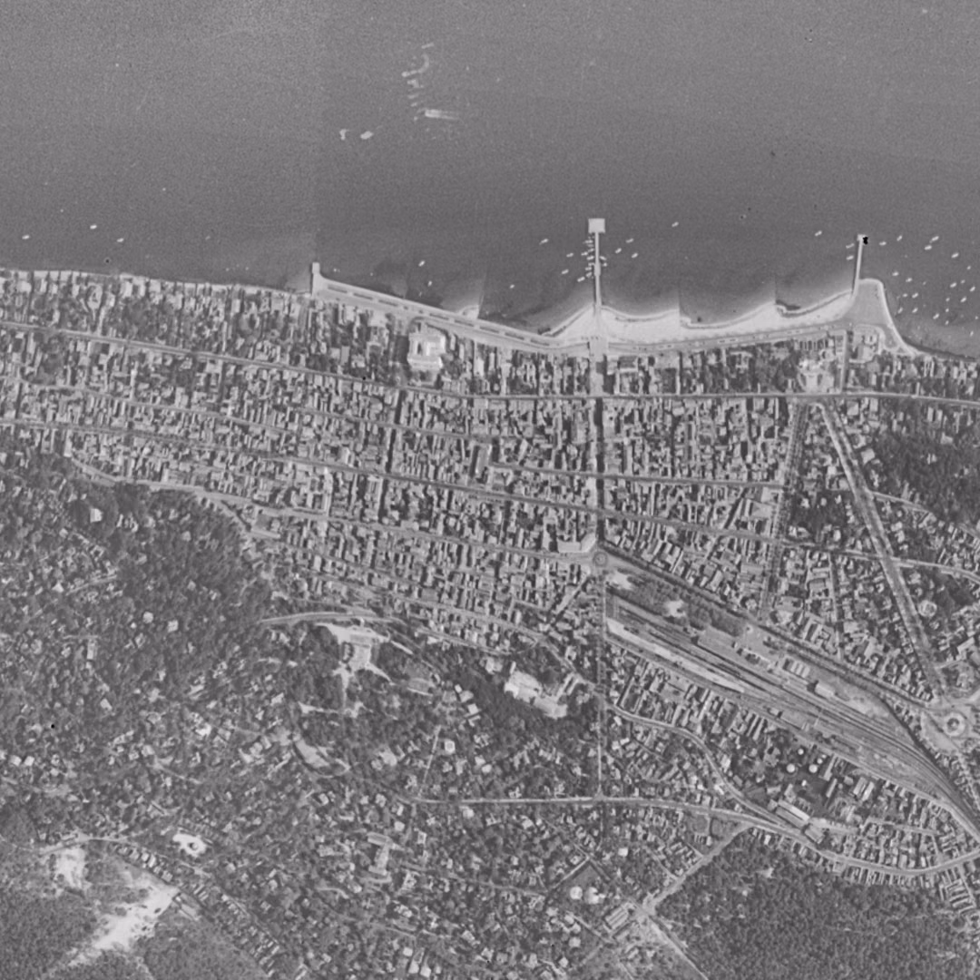 Arcachon en 1957, le centre vu du ciel, au même cadrage