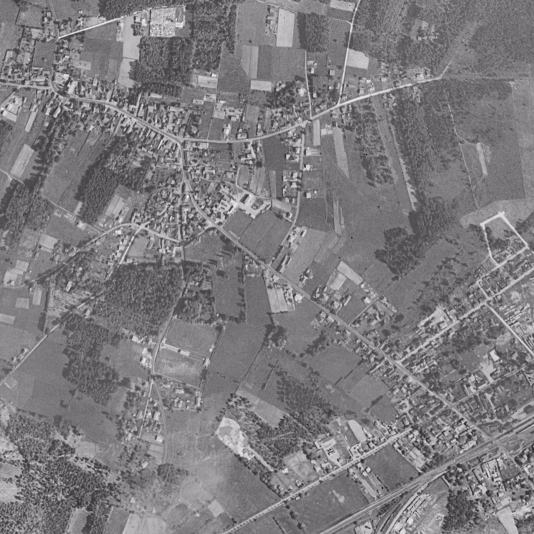 Biganos en 1957, le centre vu du ciel, au même cadrage