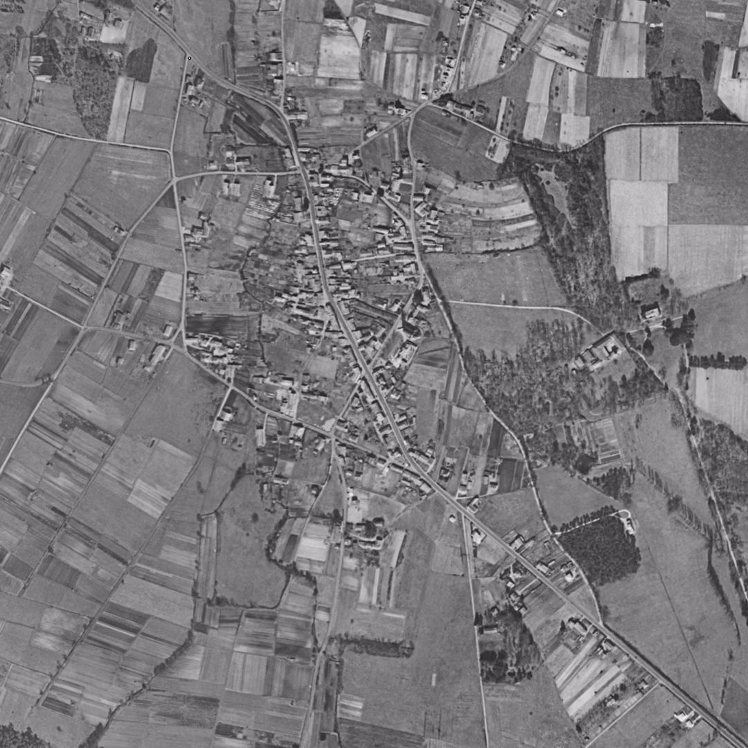 Le Haillan en 1956, le centre vu du ciel, au même cadrage
