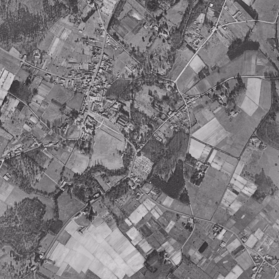 Léognan en 1956, le centre vu du ciel, au même cadrage