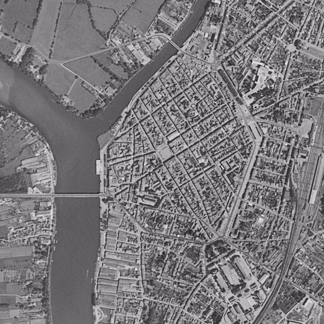 Libourne en 1959, le centre vu du ciel, au même cadrage