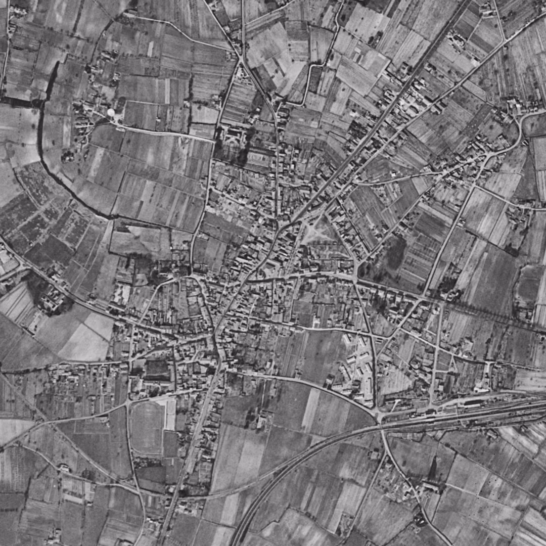 Saint-André-de-Cubzac en 1956, le centre vu du ciel, au même cadrage