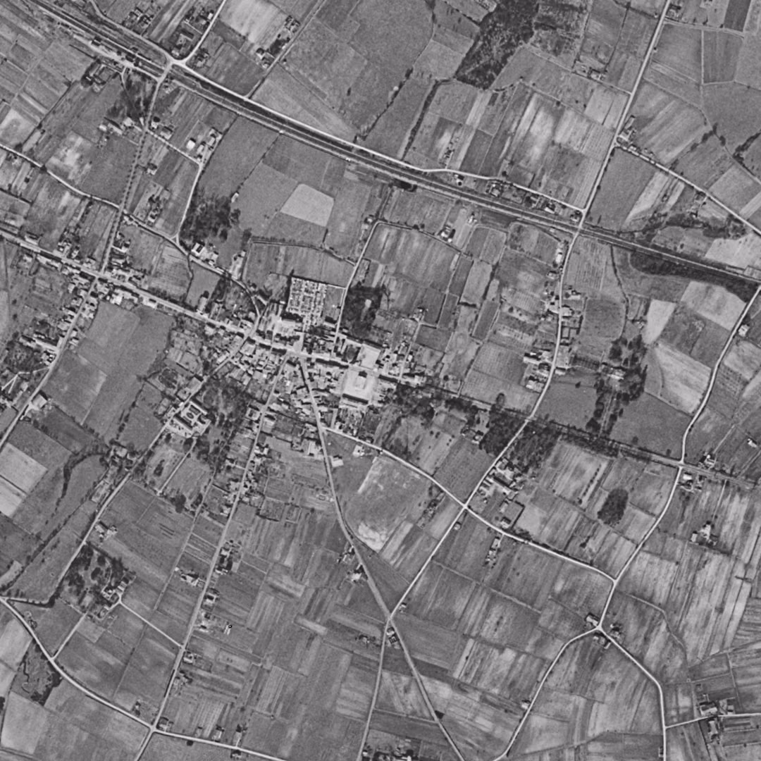 Saint-Loubès en 1956, le centre vu du ciel, au même cadrage