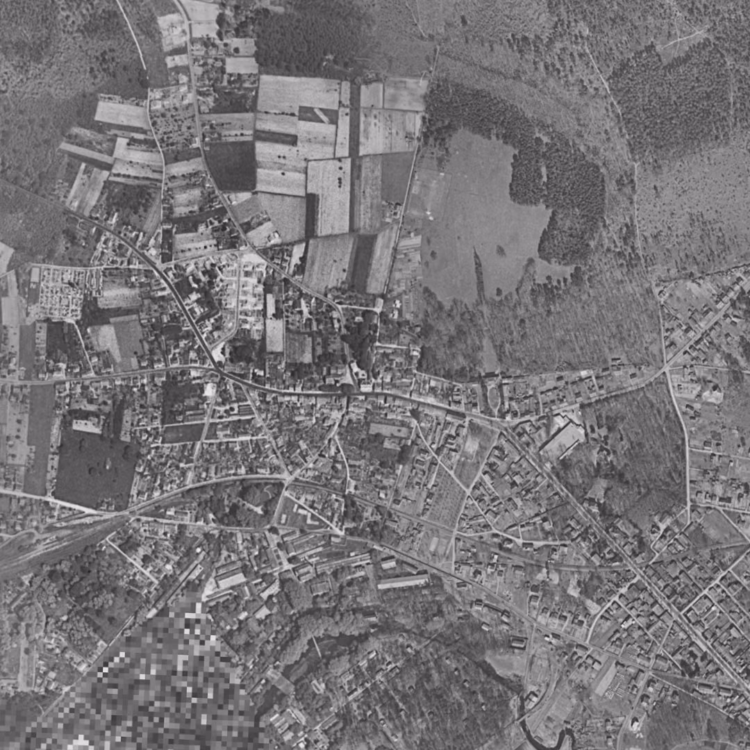Saint-Médard-en-Jalles en 1957, le centre vu du ciel, au même cadrage