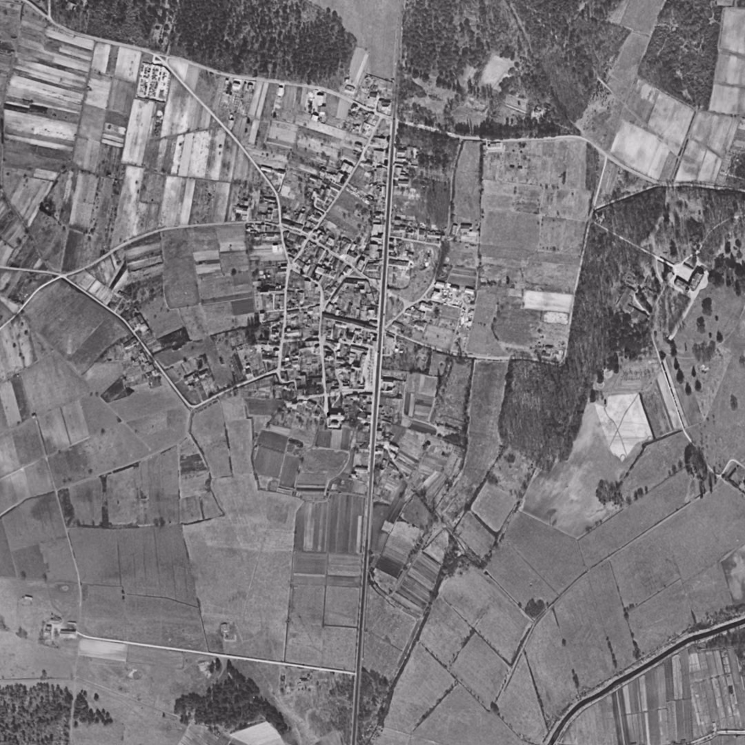Le Taillan-Médoc en 1956, le centre vu du ciel, au même cadrage