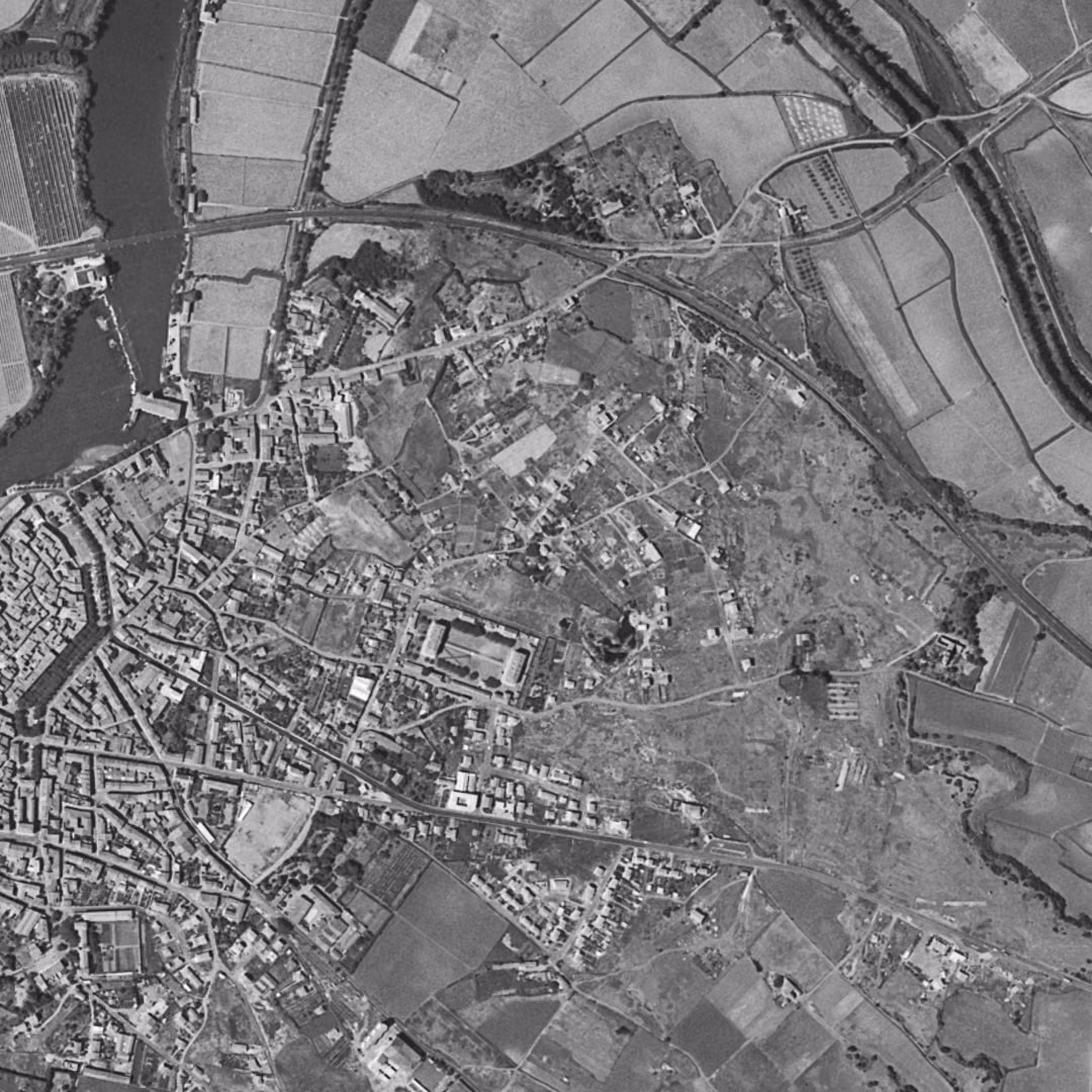 Agde en 1963, le centre vu du ciel, au même cadrage