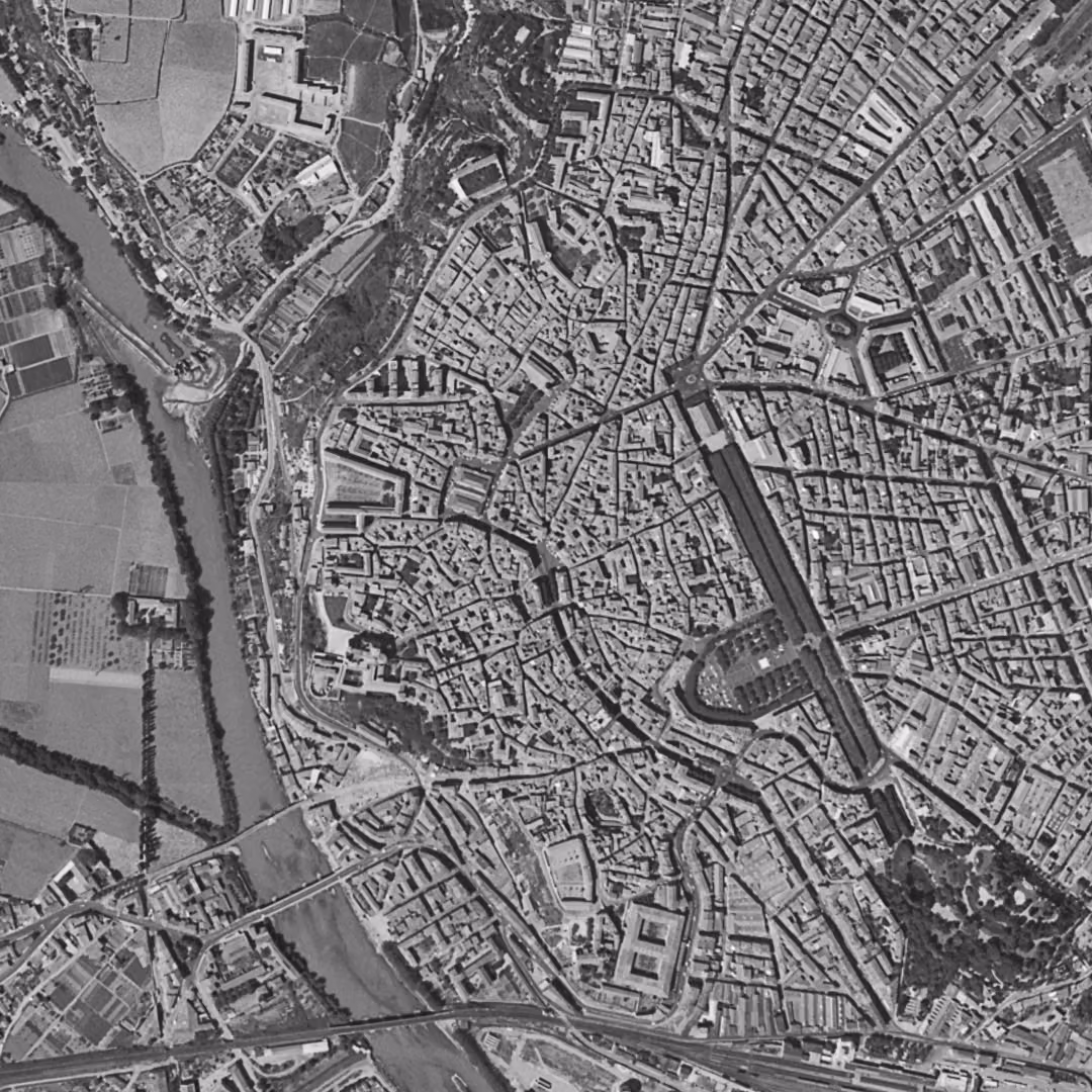 Béziers en 1963, le centre vu du ciel, au même cadrage