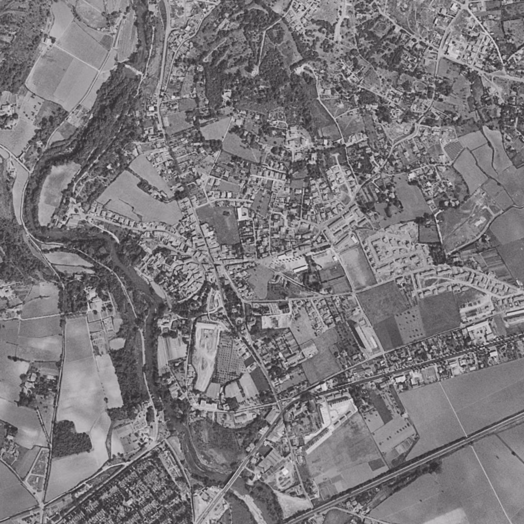 Castelnau-le-Lez en 1963, le centre vu du ciel, au même cadrage