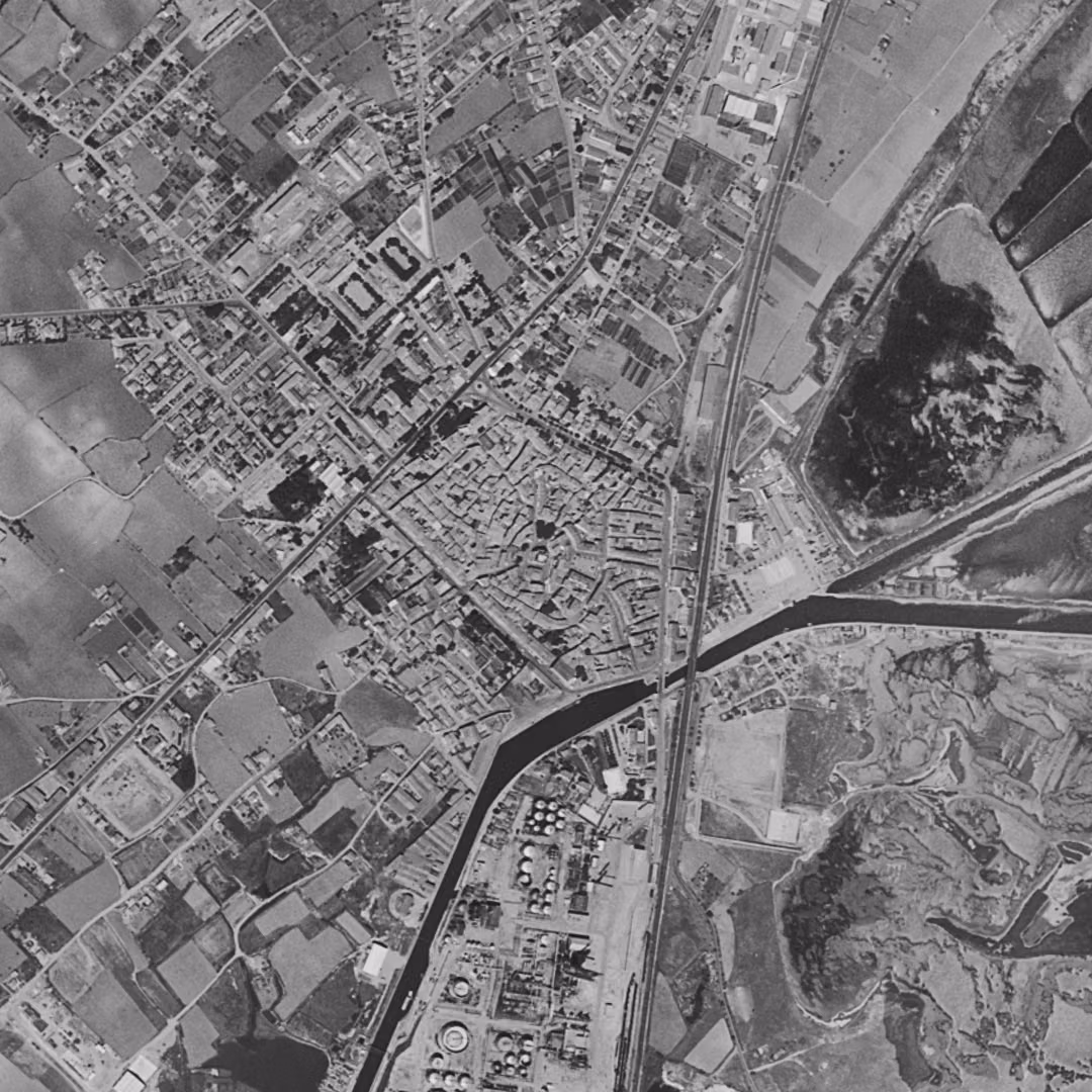 Frontignan en 1963, le centre vu du ciel, au même cadrage