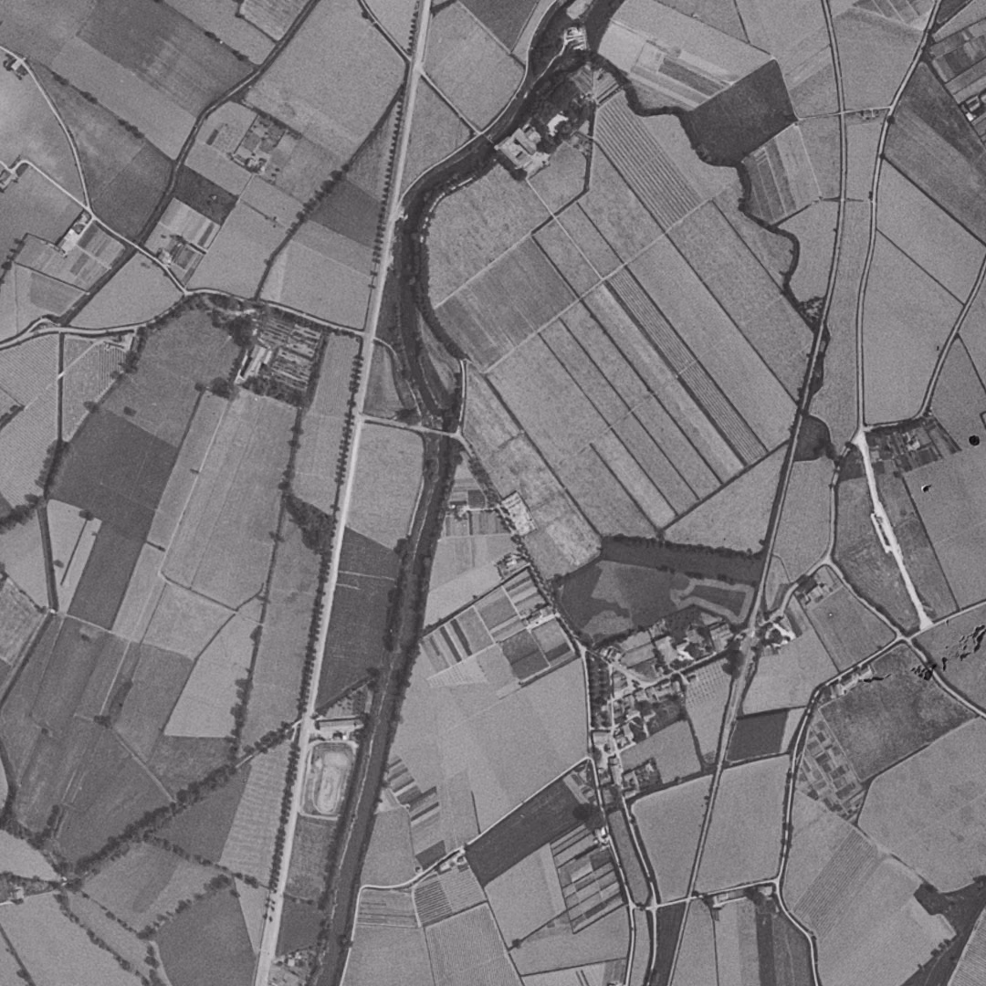 Lattes en 1963, le centre vu du ciel, au même cadrage