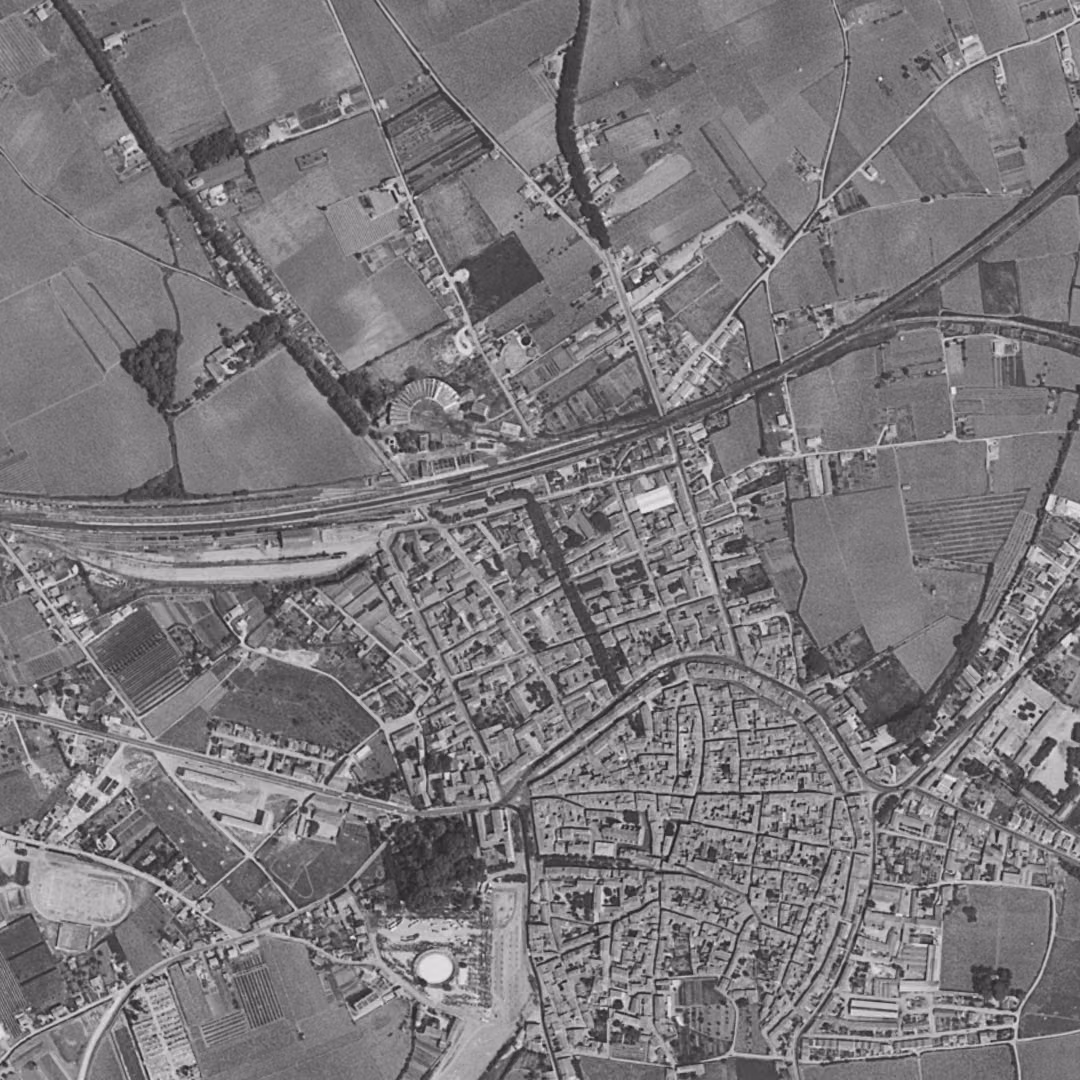 Lunel en 1963, le centre vu du ciel, au même cadrage
